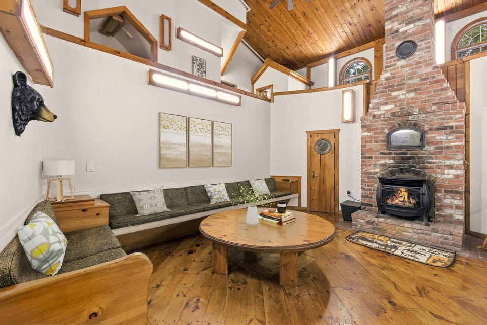 12BR Villa Near Mount Snow Sleeps 32 Hot Tub & Indoor Pool Villa in West Dover