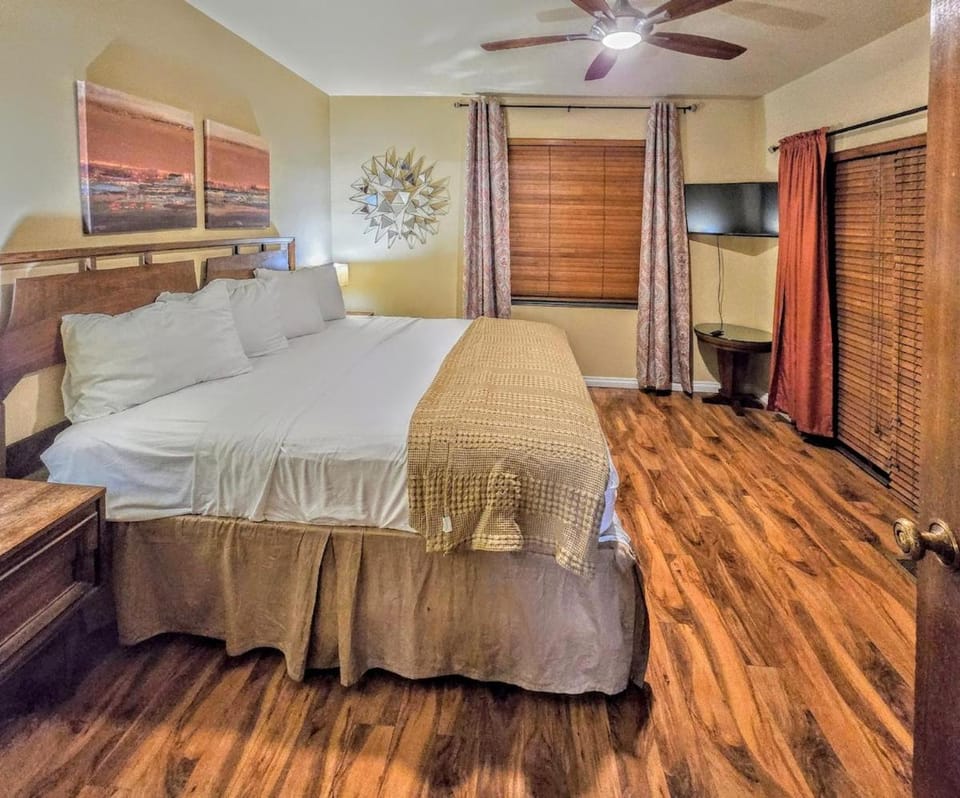 Vegas Speakeasy I HotTub I Pool I Games I Stadium Villa in Paradise