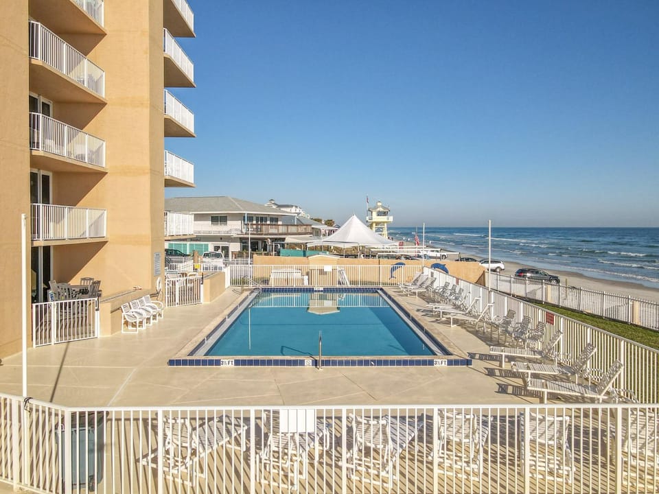 Day, Natural landscape, Pool view, Swimming pool, sunbed