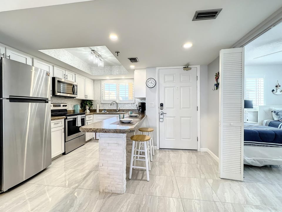 Kitchen or kitchenette, oven, kitchen