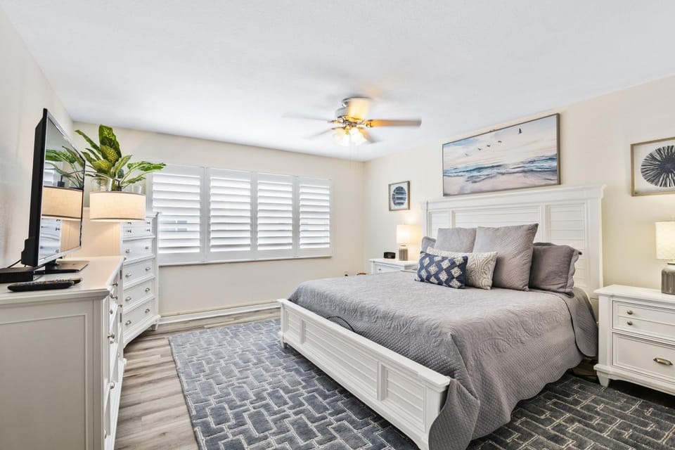 Bed, TV and multimedia, Bedroom