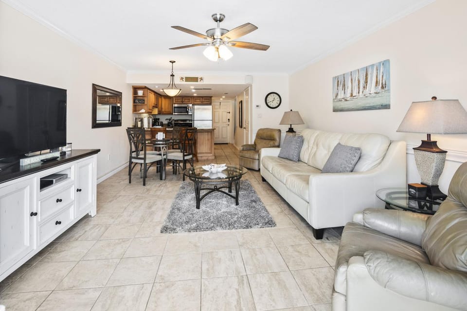 TV and multimedia, Kitchen or kitchenette, Living room, Seating area, Dining area