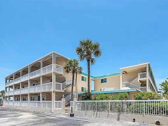 Property building, Facade/entrance, Day, Balcony/Terrace