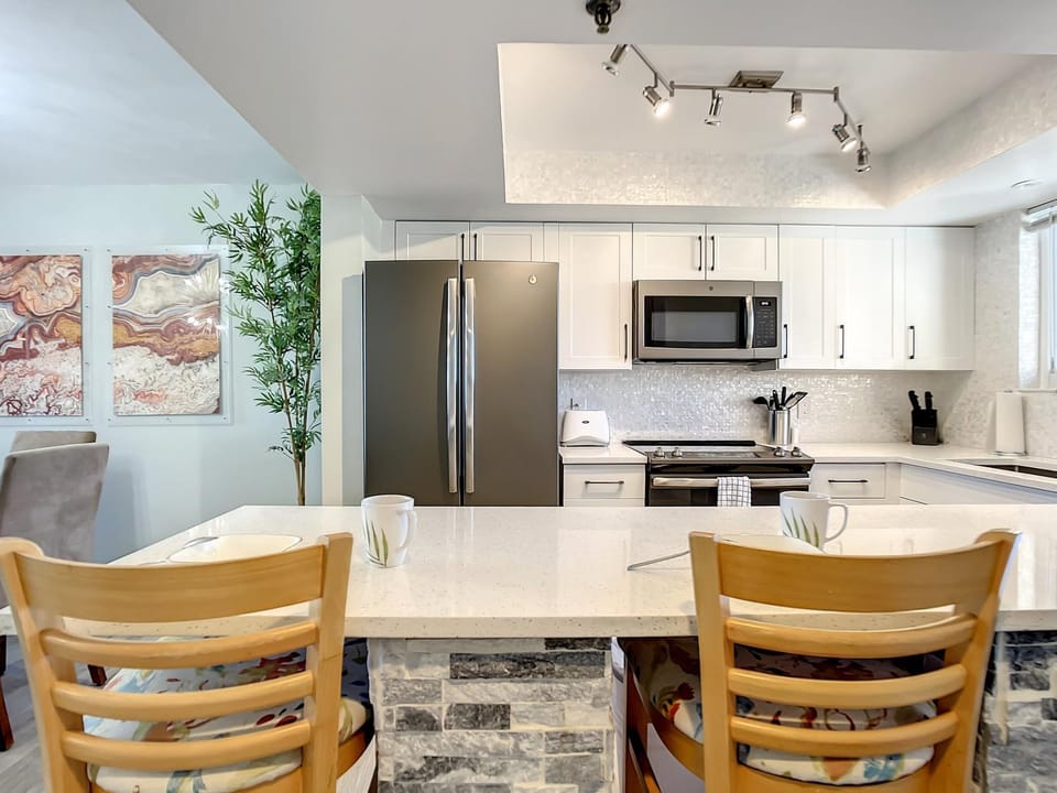 Coffee/tea facilities, Kitchen or kitchenette, oven, stove, kitchen