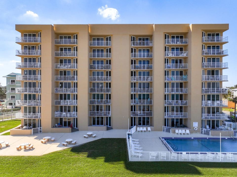 Property building, Day, Pool view, Swimming pool