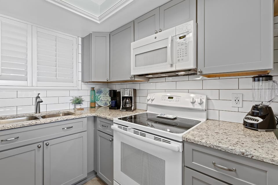 Coffee/tea facilities, Kitchen or kitchenette, oven, kitchen