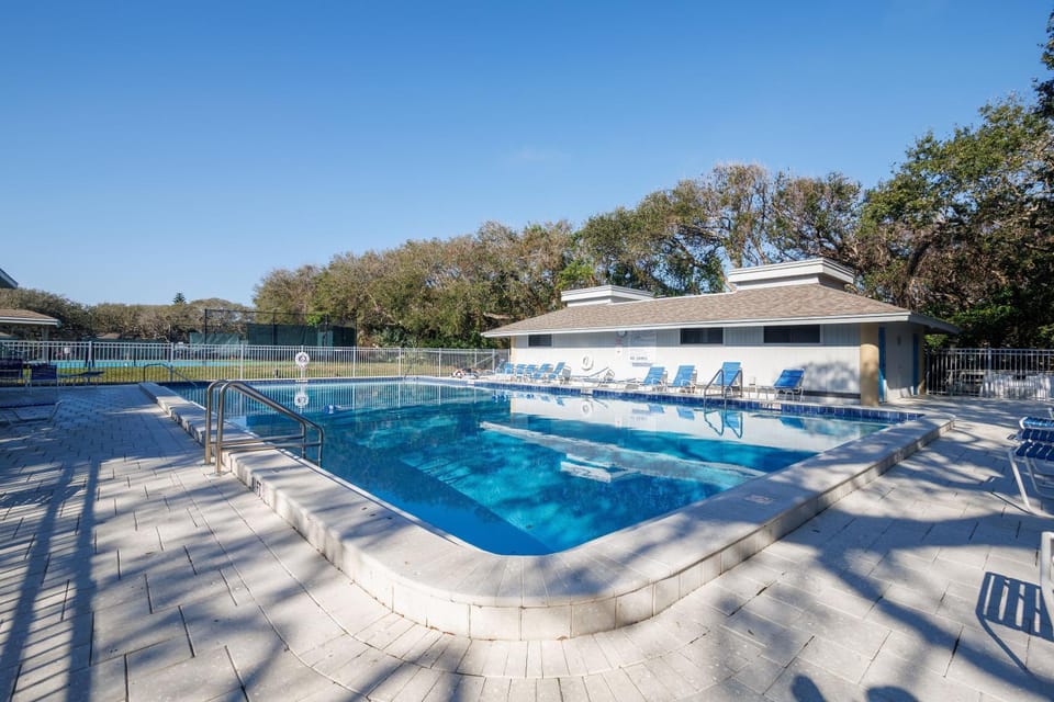 Facade/entrance, Day, Swimming pool, Swimming pool, sunbed