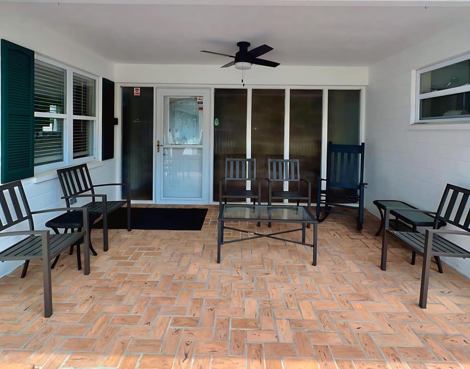 Facade/entrance, Day, Balcony/Terrace, Living room, Seating area, Dining area