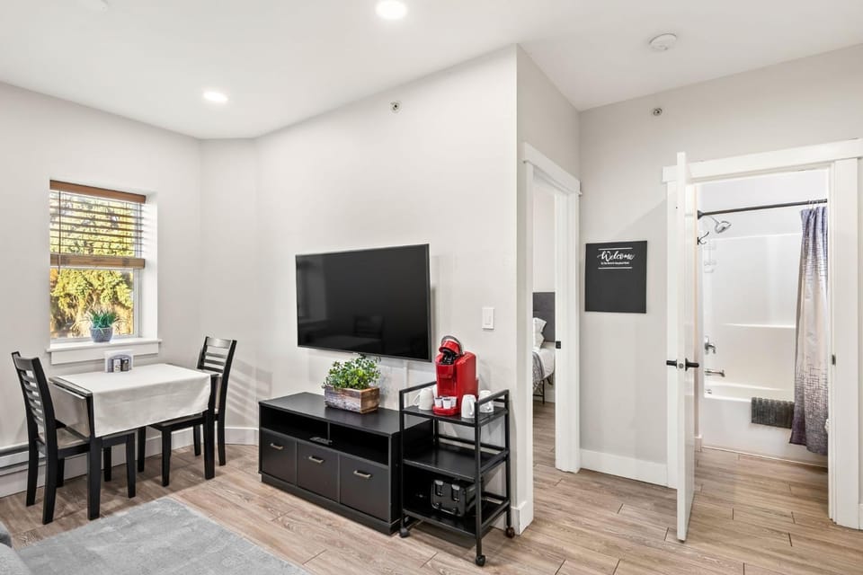 TV and multimedia, Living room, Evening entertainment