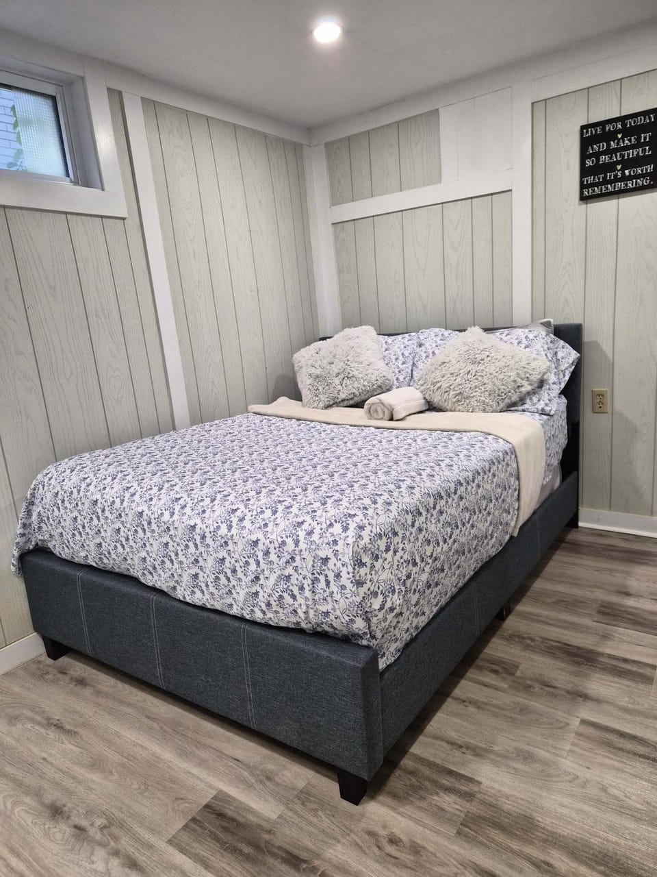 Bed, Photo of the whole room