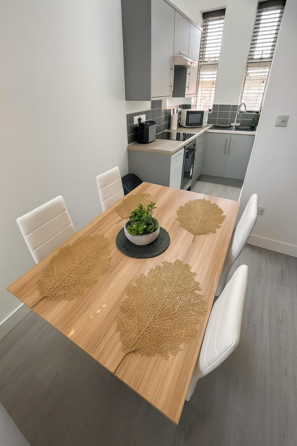 Kitchen or kitchenette, Dining area, stove