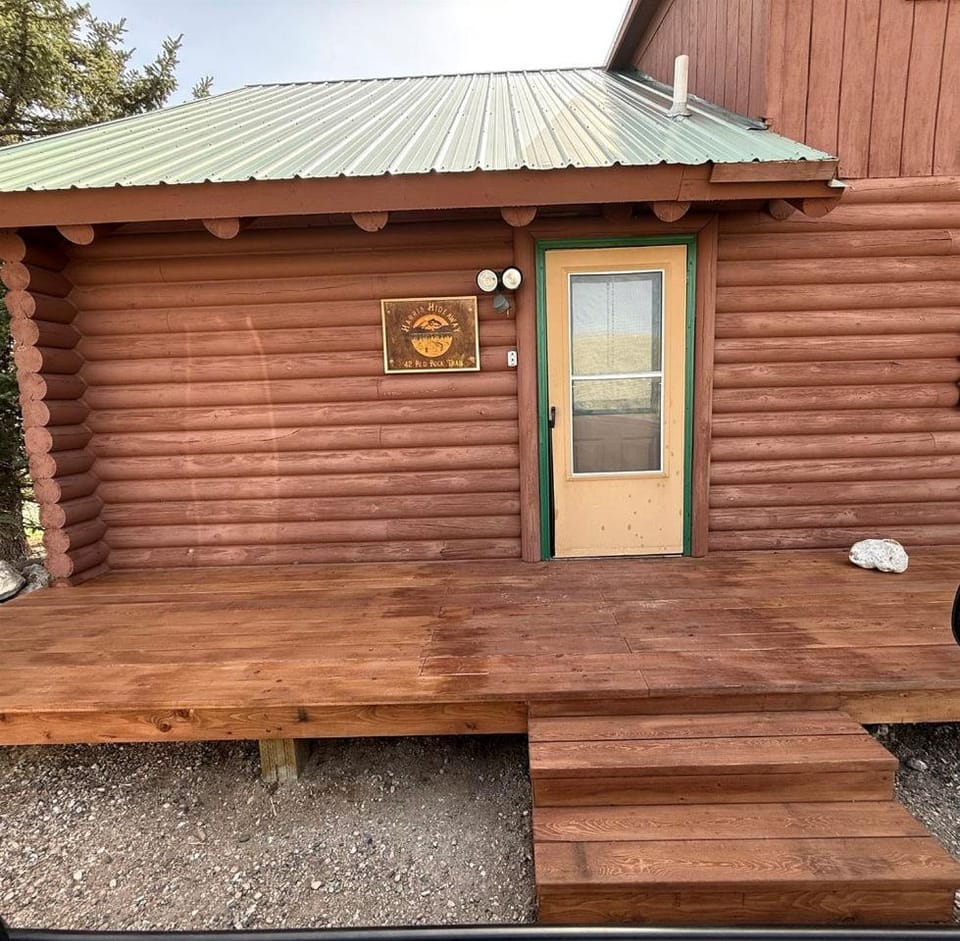 Charming Cabin with Spectacular Mountain Views near Madison River in Ennis, Montana Cabin in Idaho