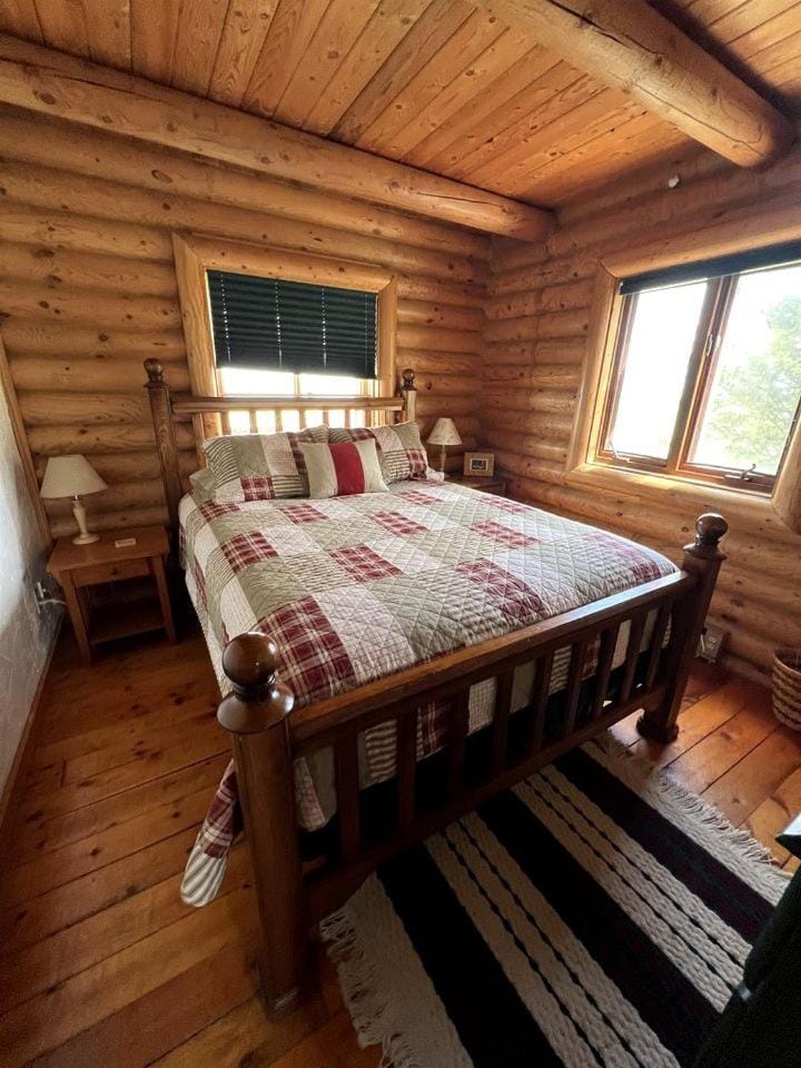 Charming Cabin with Spectacular Mountain Views near Madison River in Ennis, Montana Cabin in Idaho