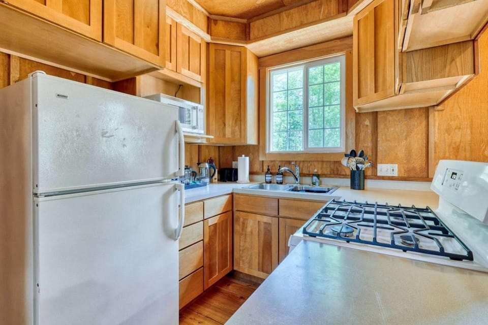 Tranquil Off-Grid Cabin Sanctuary near Whistle Lake in Washington Cabin in Anacortes
