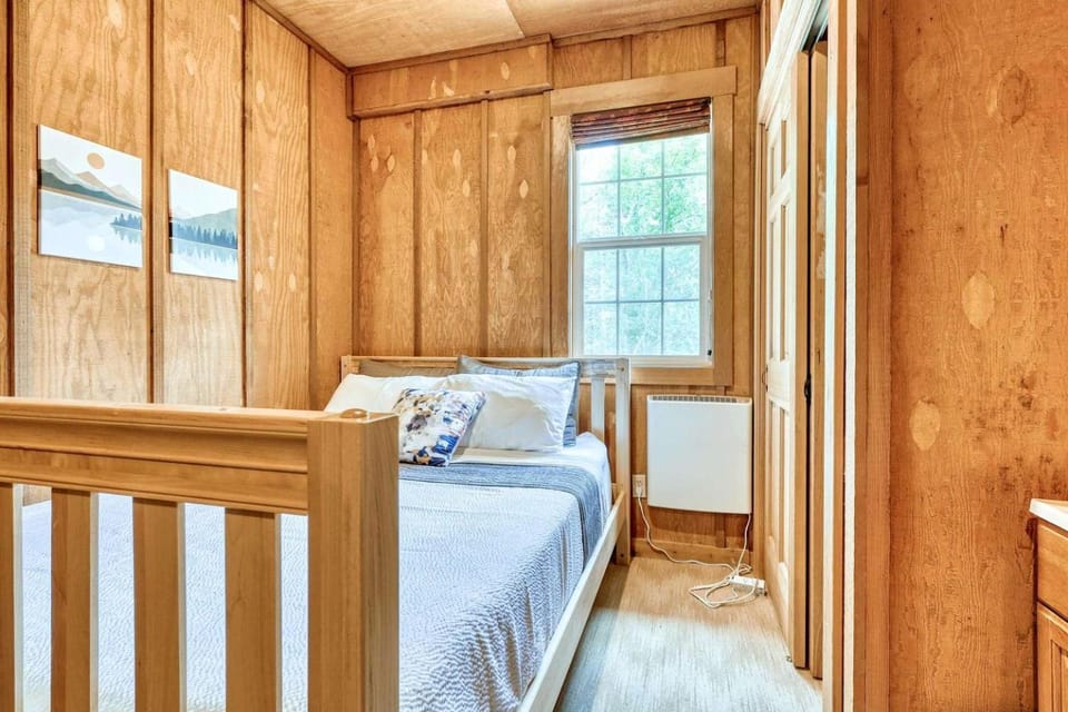 Tranquil Off-Grid Cabin Sanctuary near Whistle Lake in Washington Cabin in Anacortes