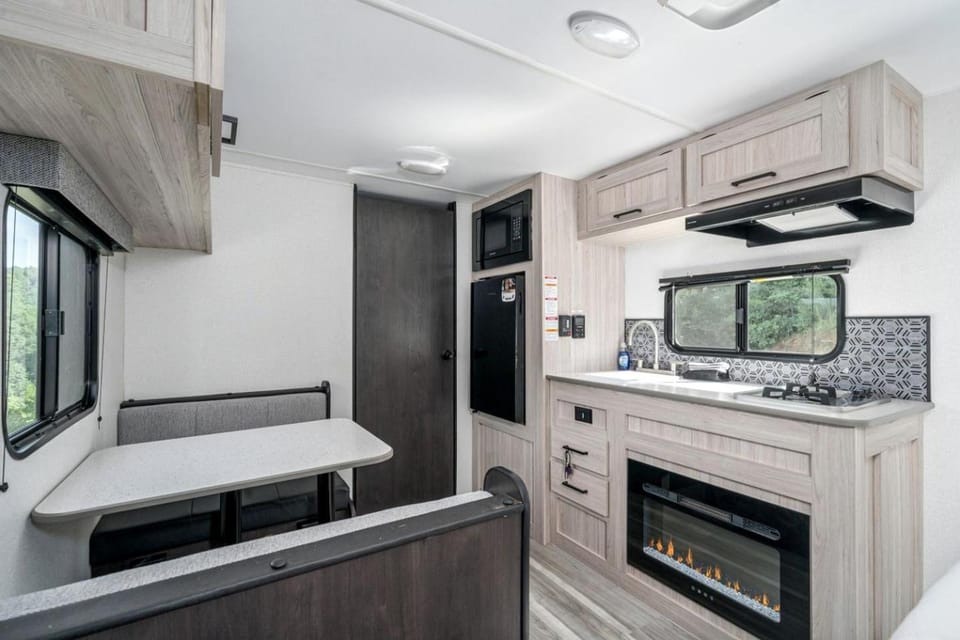 Kitchen or kitchenette, Dining area