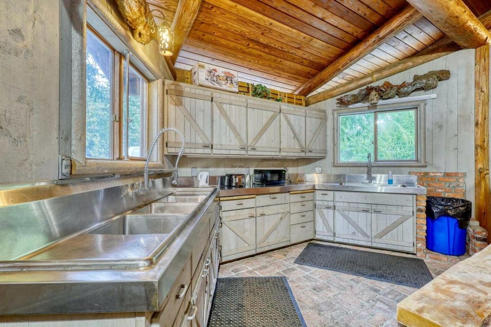 Serenely Rustic Cabin Haven near Whistle Lake in Washington Cabin in Anacortes