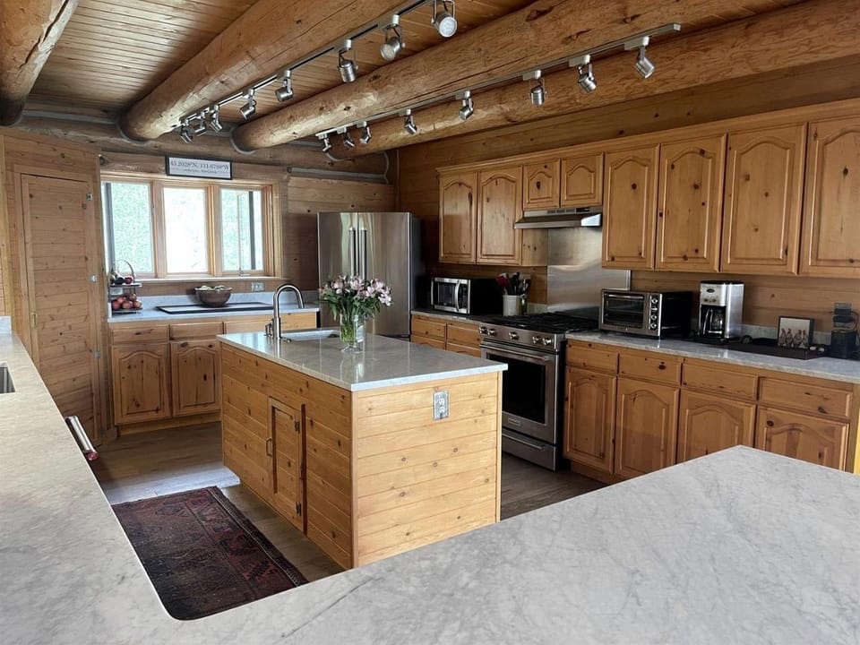 Luxurious Log Home with Madison River Views near Three Dollar Bridge, J & J Ranch, Montana House in Idaho