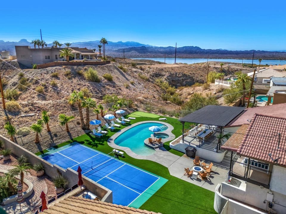 Luxury Tropical Playhouse Golf Pickleball House in Lake Havasu City