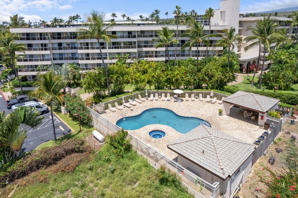 Property building, Bird's eye view, Garden, Hot Tub, Swimming pool, Parking