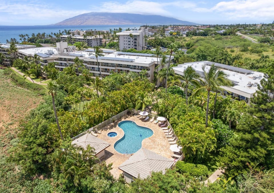 Property building, Natural landscape, Bird's eye view, Garden, Hot Tub, Mountain view, Sea view, Swimming pool