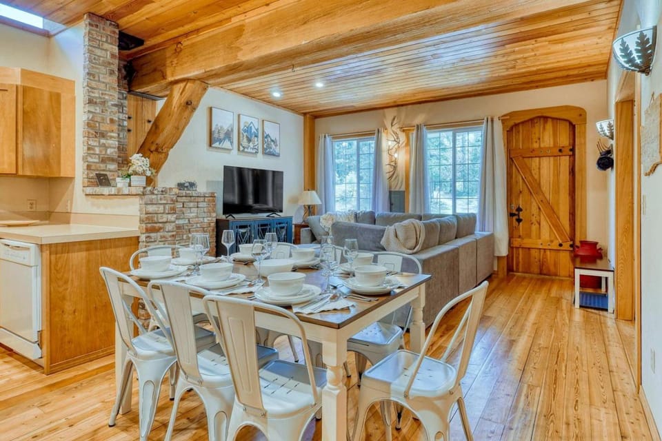 Enchanting Rustic Cabin Retreat near Whistle Lake in Washington Cabin in Anacortes