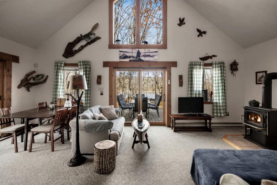 Lustrous Lakefront Cabin Oasis near Lake Ferndale in West Virginia Cabin in Shenandoah Valley