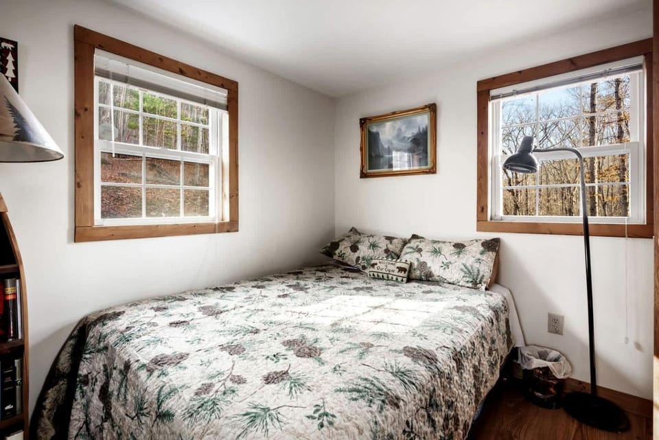 Lustrous Lakefront Cabin Oasis near Lake Ferndale in West Virginia Cabin in Shenandoah Valley
