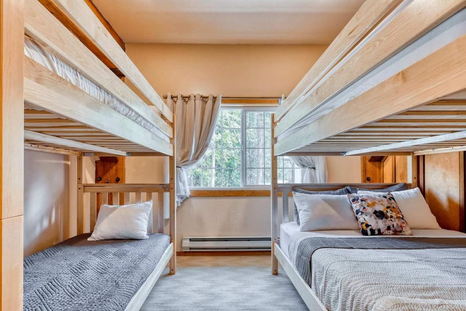 Idyllic Cozy Cabin Haven near Whistle Lake in Washington Cabin in Anacortes