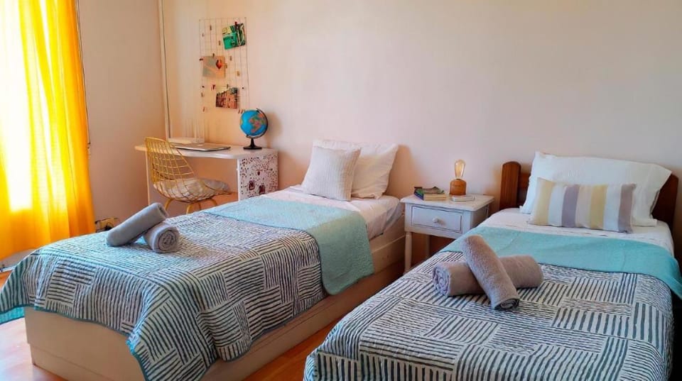 Bed, Photo of the whole room, Bedroom, children, young children, older children, older children, air conditioner