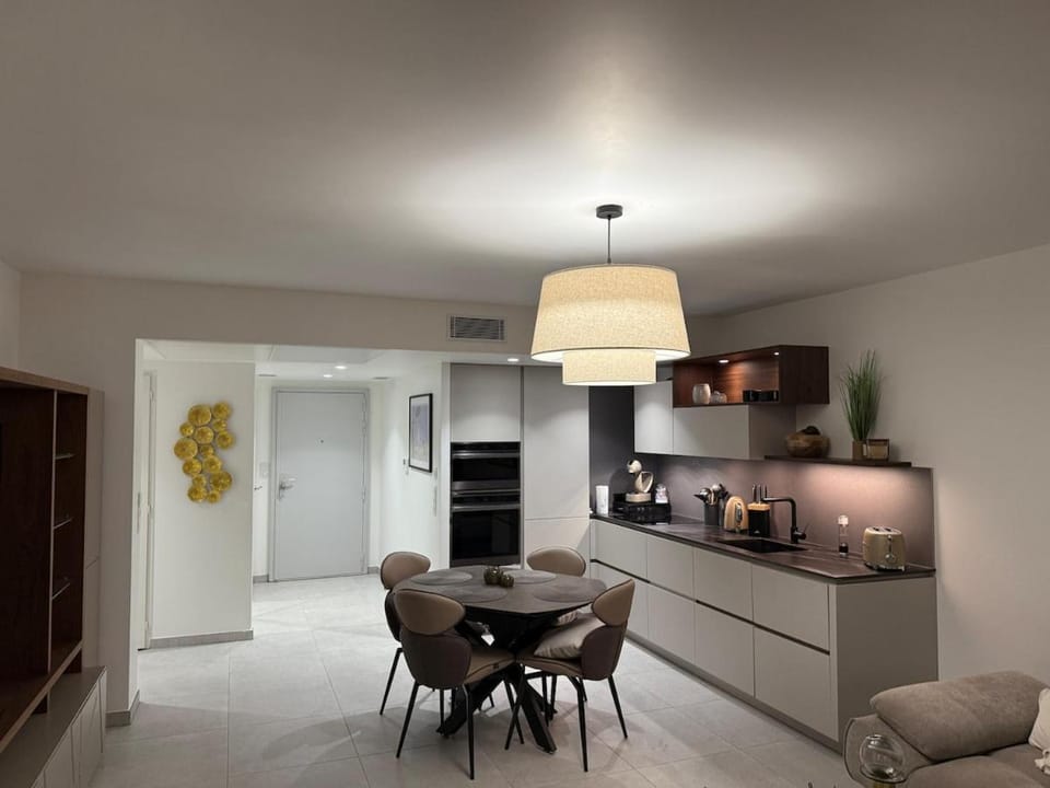 2-bedroom apartment with breathtaking ocean view Apartment in Eze