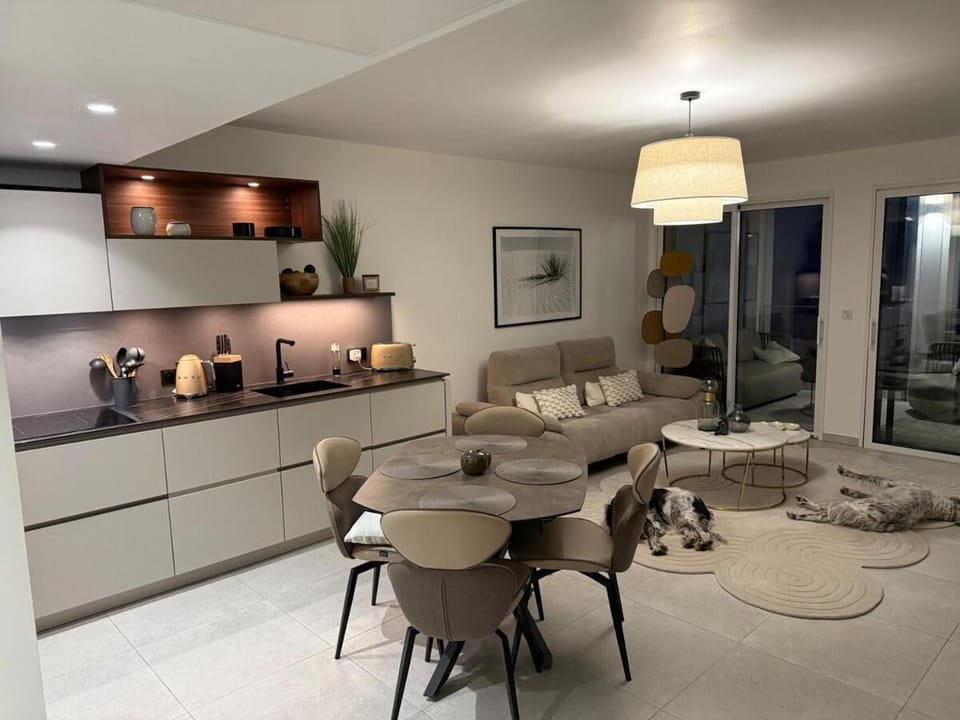 2-bedroom apartment with breathtaking ocean view Apartment in Eze