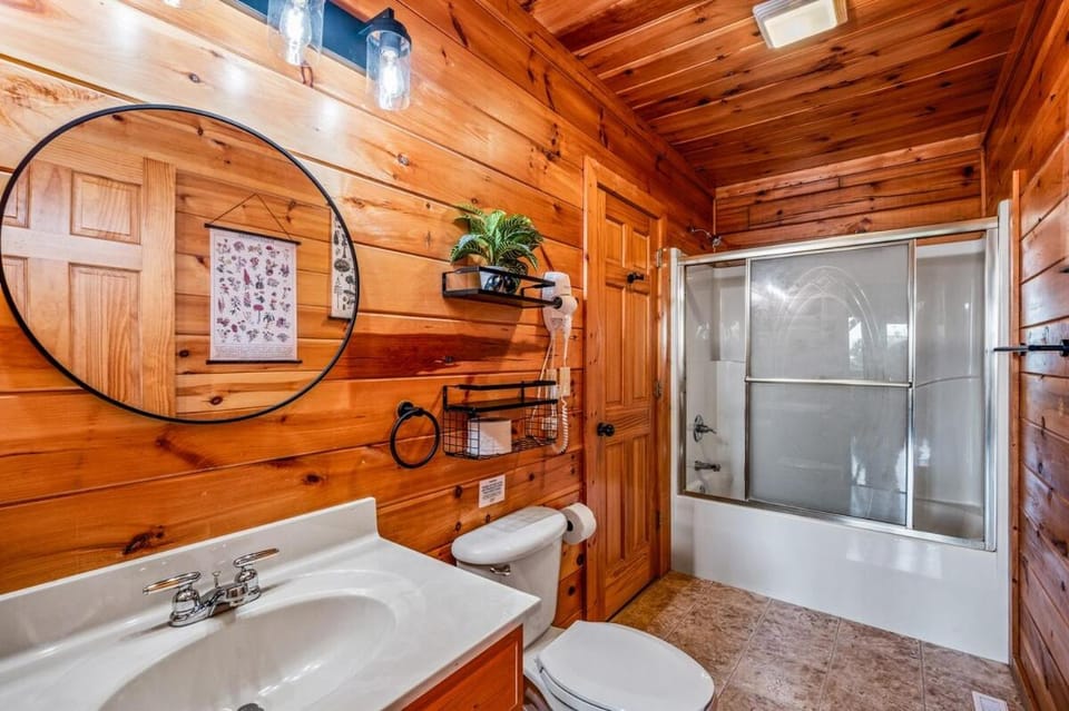 Between Two Pines - Modern Cabin near Dollywood Cabin in Pigeon Forge