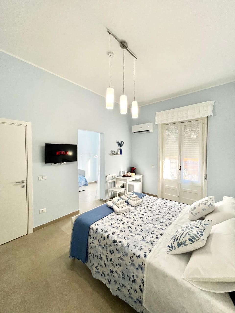 Bed, TV and multimedia, Photo of the whole room, Bedroom