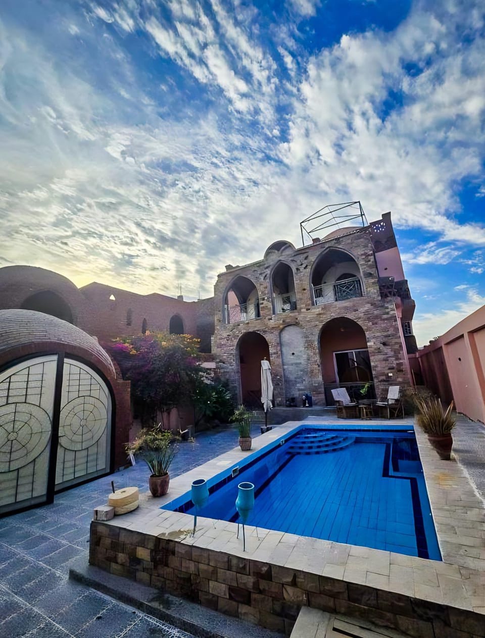 Property building, Pool view, Swimming pool, Swimming pool, sunbed