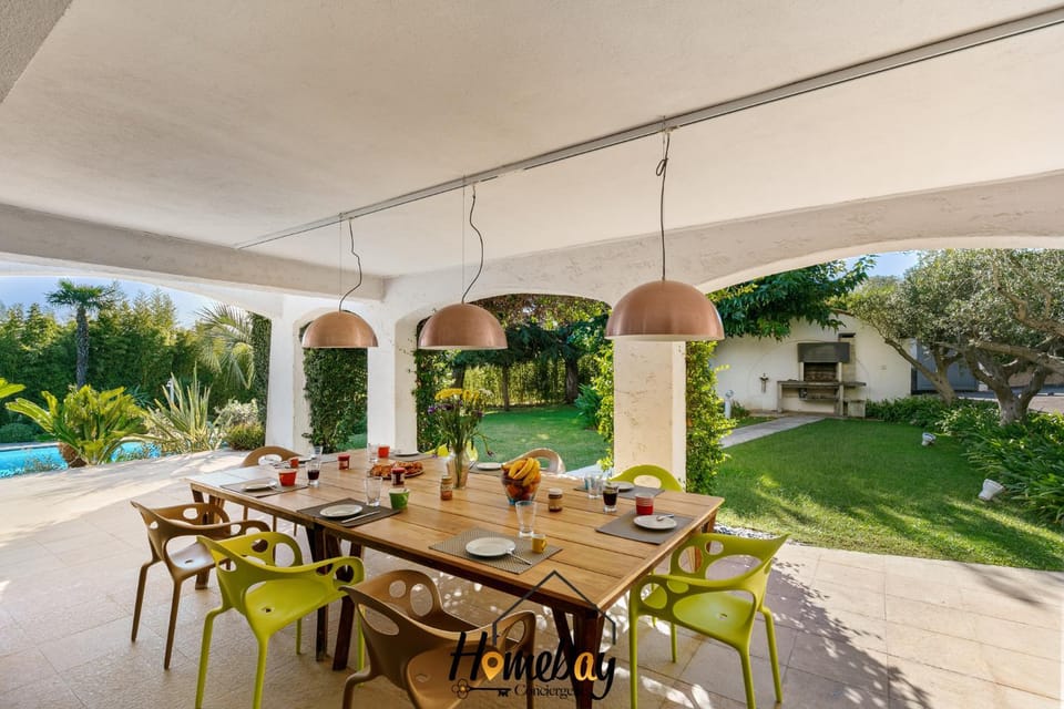 Property building, Patio, Spring, Day, Garden, Living room, Food and drinks, Seating area, Dining area, Food, Garden view, Pool view, Swimming pool, sunbed