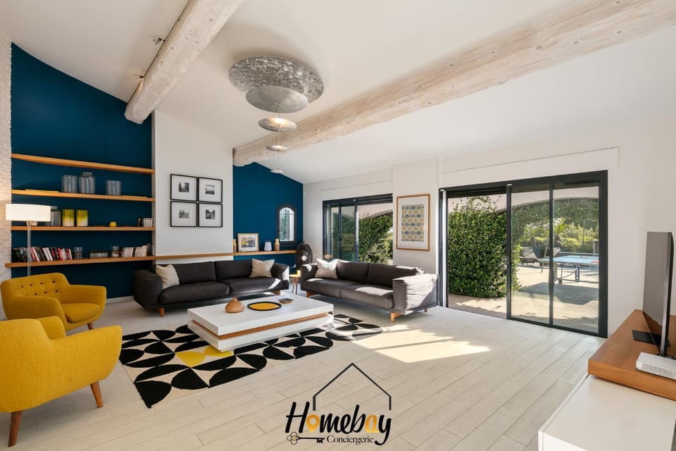 TV and multimedia, Living room, Seating area, Dining area