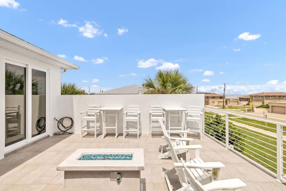 Ponce Inlet Surf Villa- Steps to beach with pool and spa! House in Wilbur-By-The-Sea