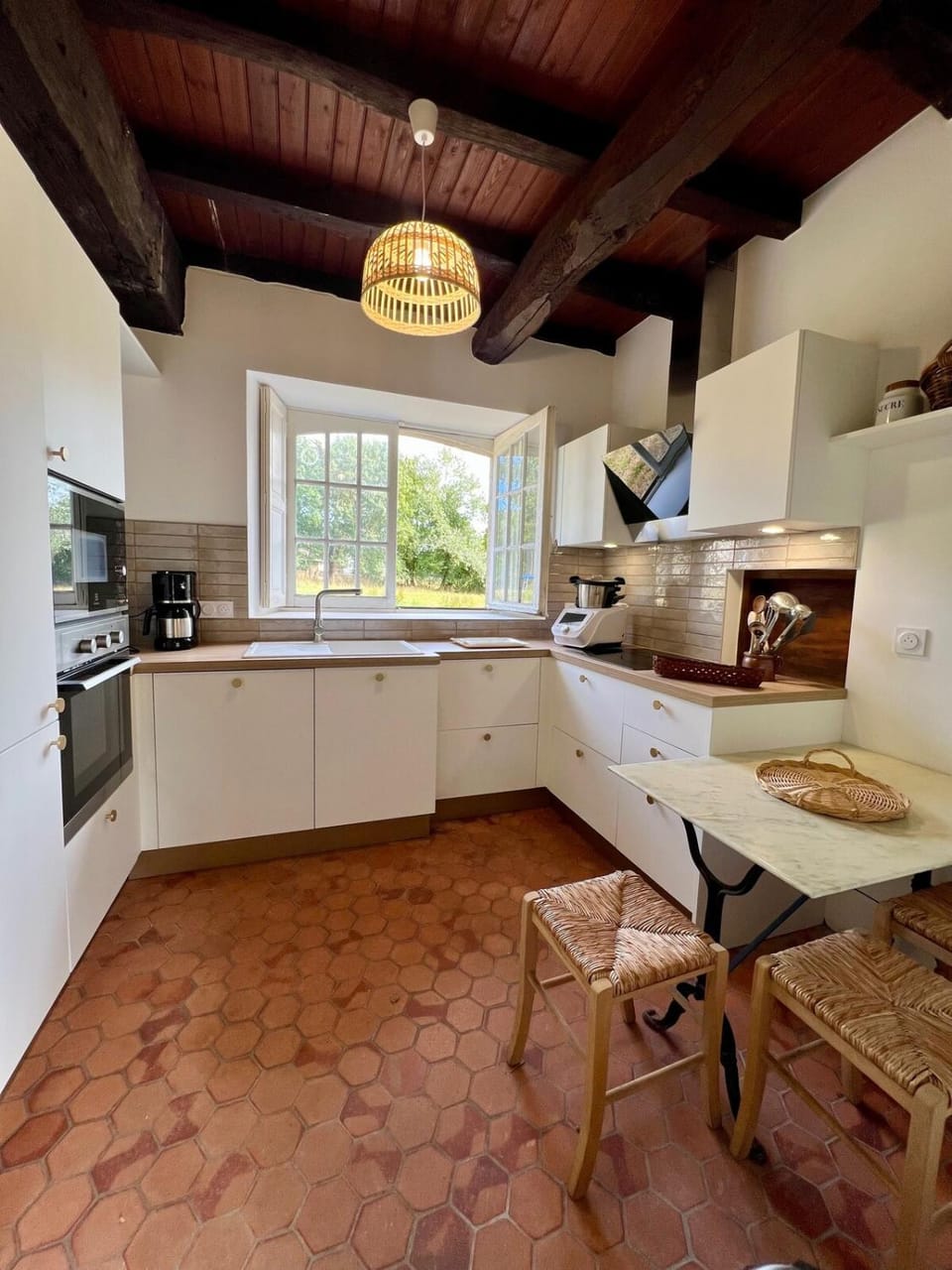 Coffee/tea facilities, dishwasher, stove, toaster