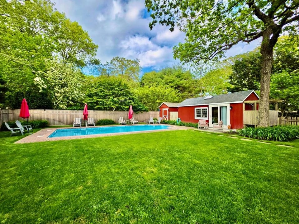 Gorgeous Hamptons Farmhouse - Get the Beach without the Traffic! House in Quogue