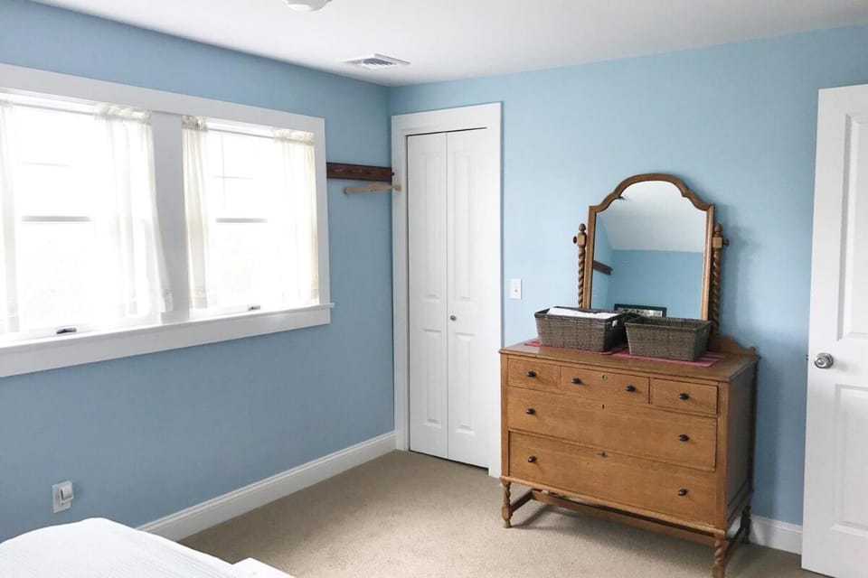 Gorgeous Hamptons Farmhouse - Get the Beach without the Traffic! House in Quogue