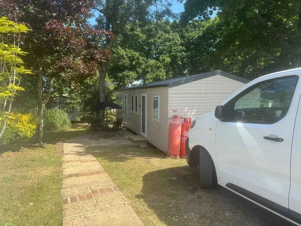 The Squirrel's Nest Stylish Modern Caravan Stay Apartment in New Forest District
