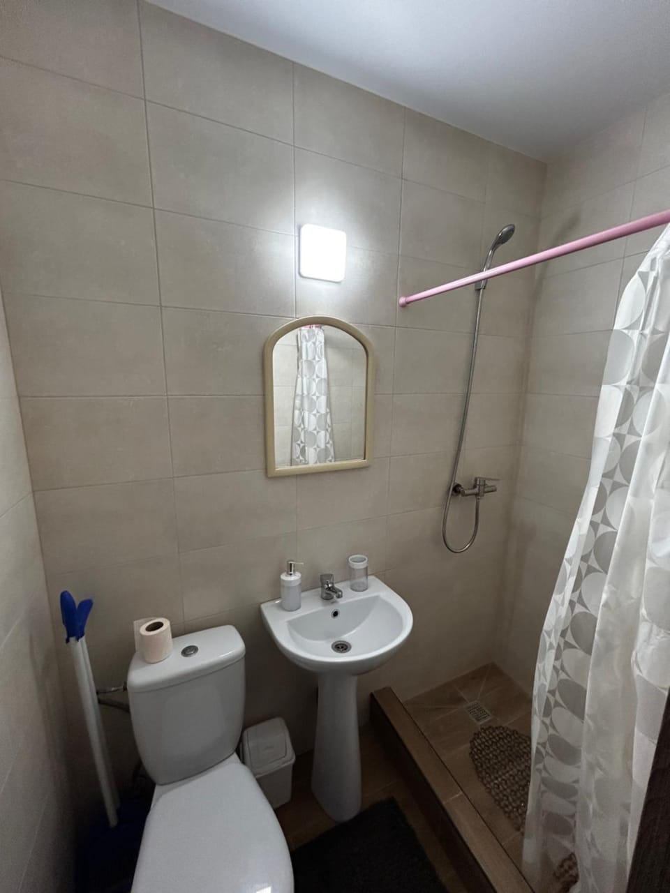 Shower, Toilet, towels
