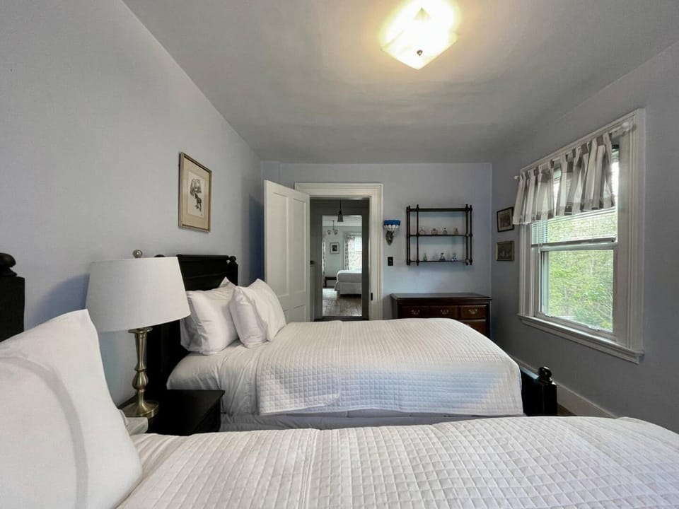 Lake Wallenpaupack The Garden Suite at Twin Oaks Bed and Breakfast in Hawley