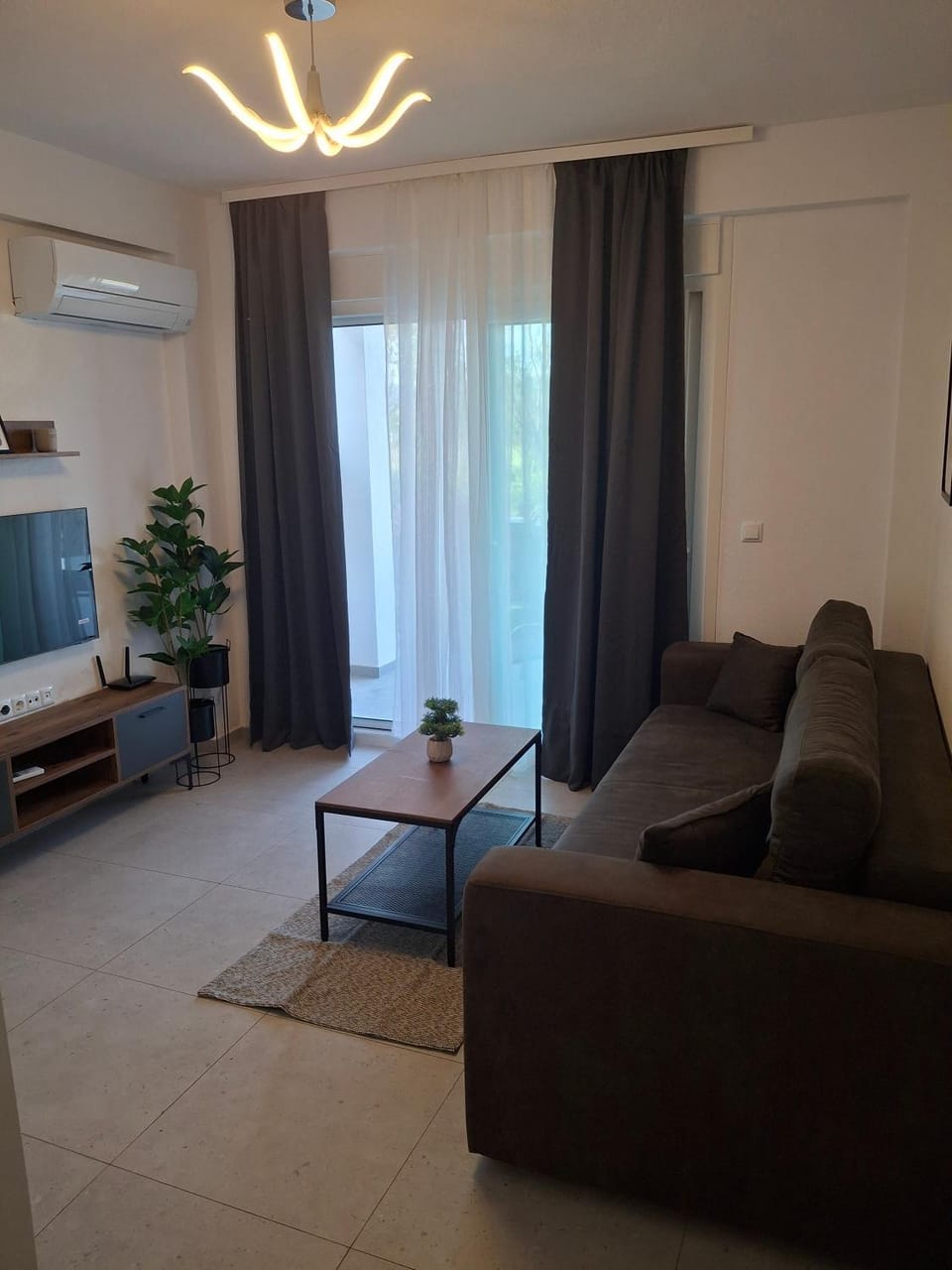 Communal lounge/ TV room, TV and multimedia, Living room, Seating area, air conditioner