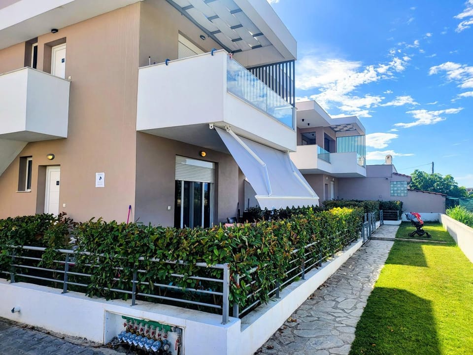 Property building, Garden, Balcony/Terrace, Garden view