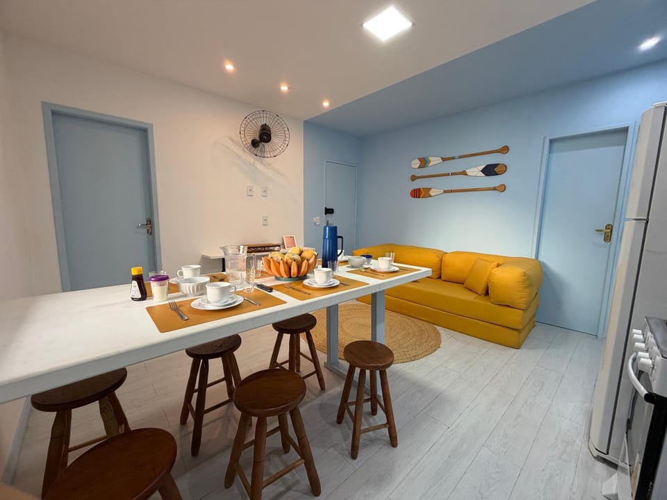 Kitchen or kitchenette, Living room, Food and drinks, Seating area, Dining area, Food