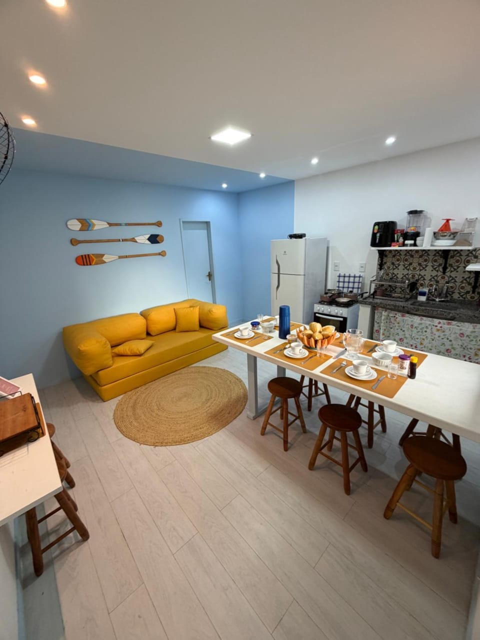 Coffee/tea facilities, Kitchen or kitchenette, Living room, Food and drinks, Seating area, Dining area, Food, oven, pet friendly, stove