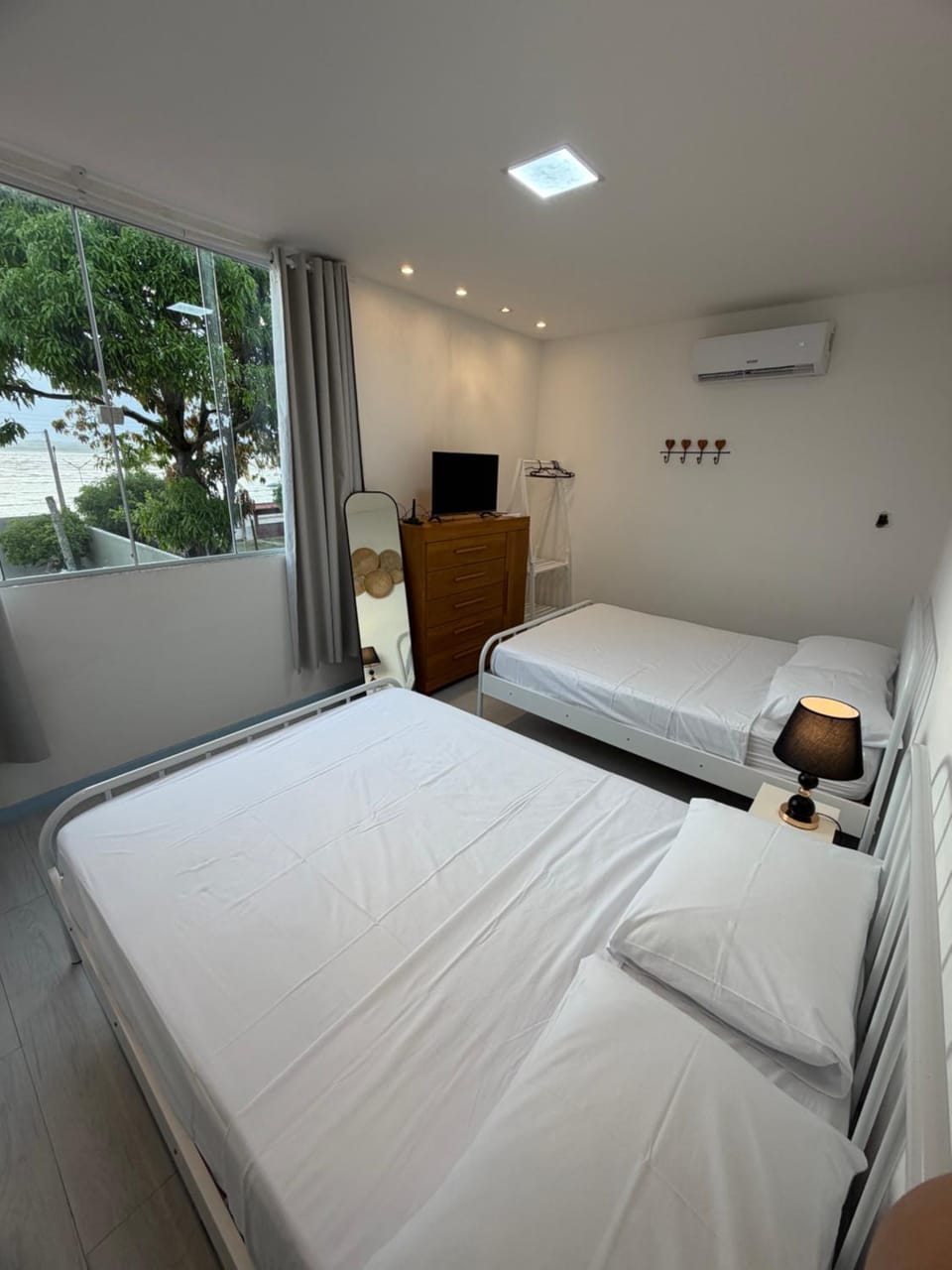 Bed, TV and multimedia, Photo of the whole room, Bedroom, air conditioner