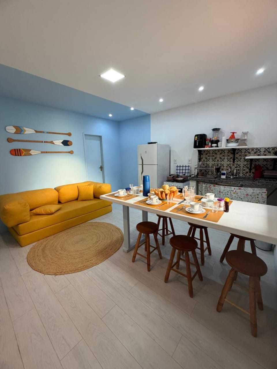 Kitchen or kitchenette, Living room, Food and drinks, Seating area, Dining area, Food